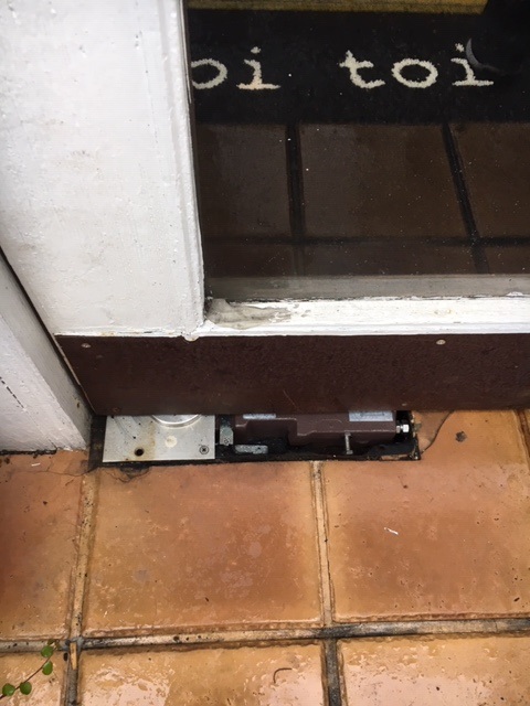 フロアヒンジ交換費用を掲載 福岡市でフロアヒンジ交換を行いました