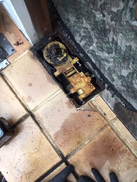 フロアヒンジの調整方法 スピードや傾きを調整するにはどうしたら良いのか解説