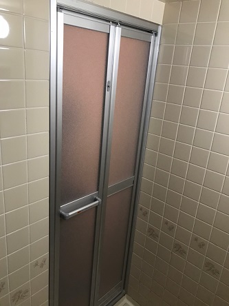 浴室ドアから浴室折戸へ交換工事が終わった写真